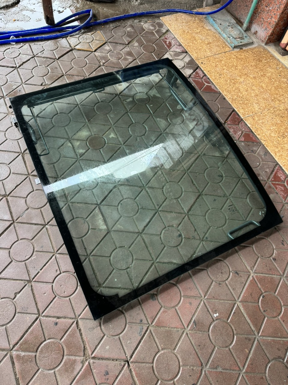 Kính cabin máy xúc lật