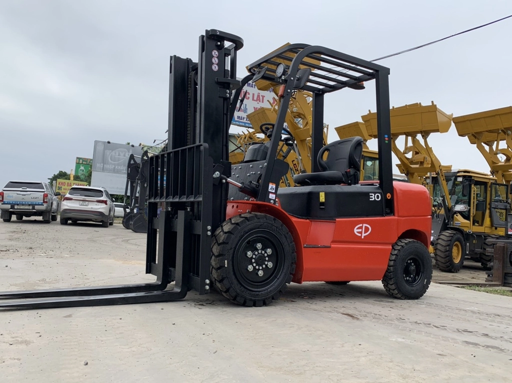 Xe nâng dầu 3 tấn