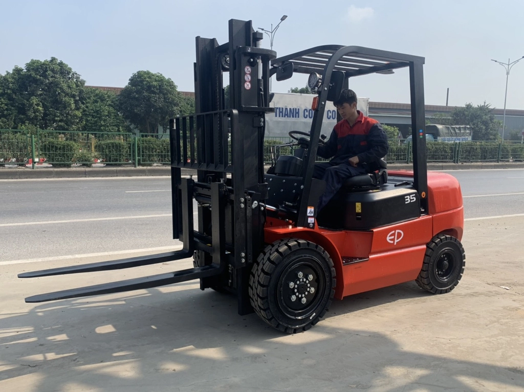 Xe nâng mẫu 4