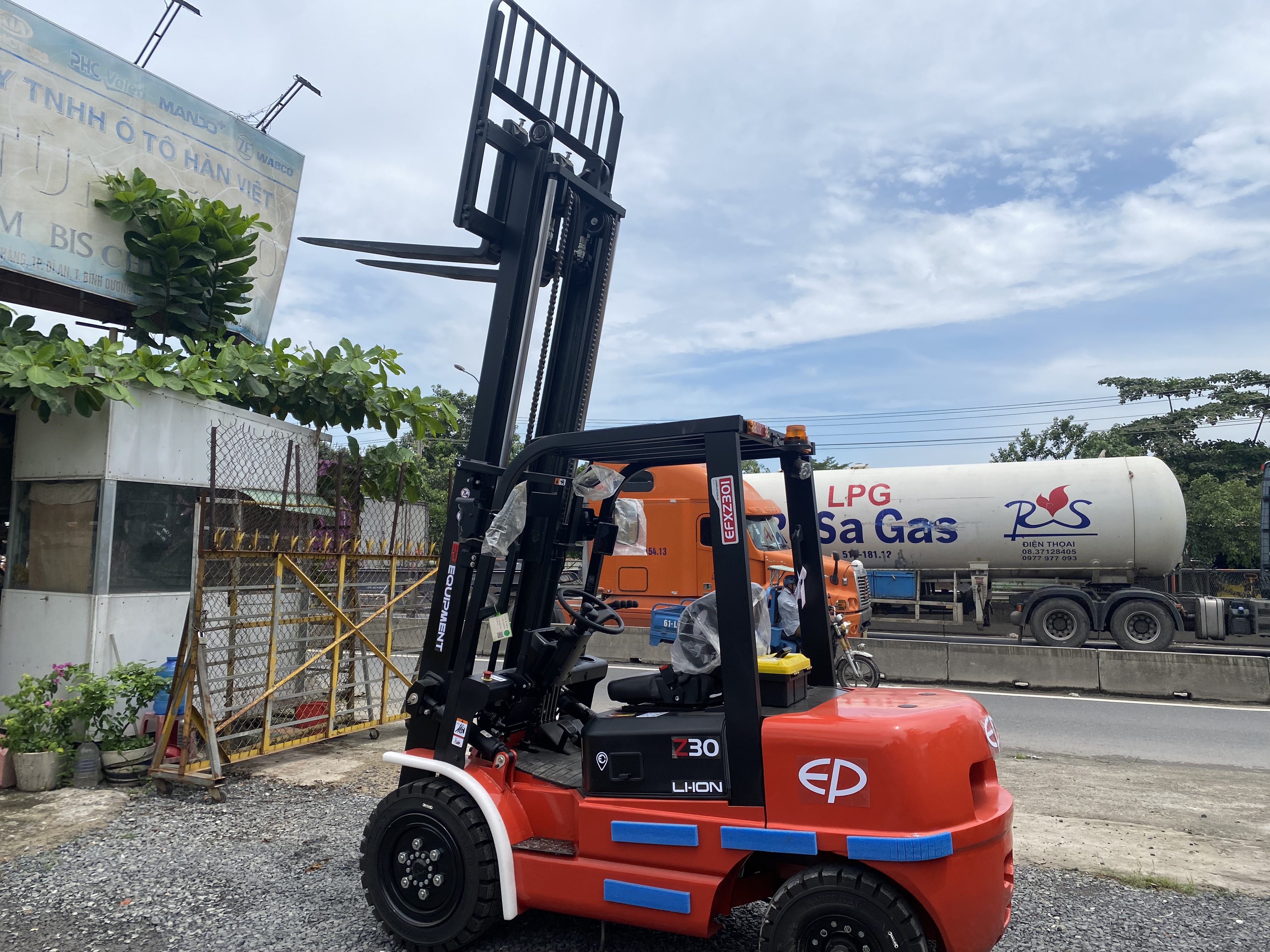 Xe nâng điện mới